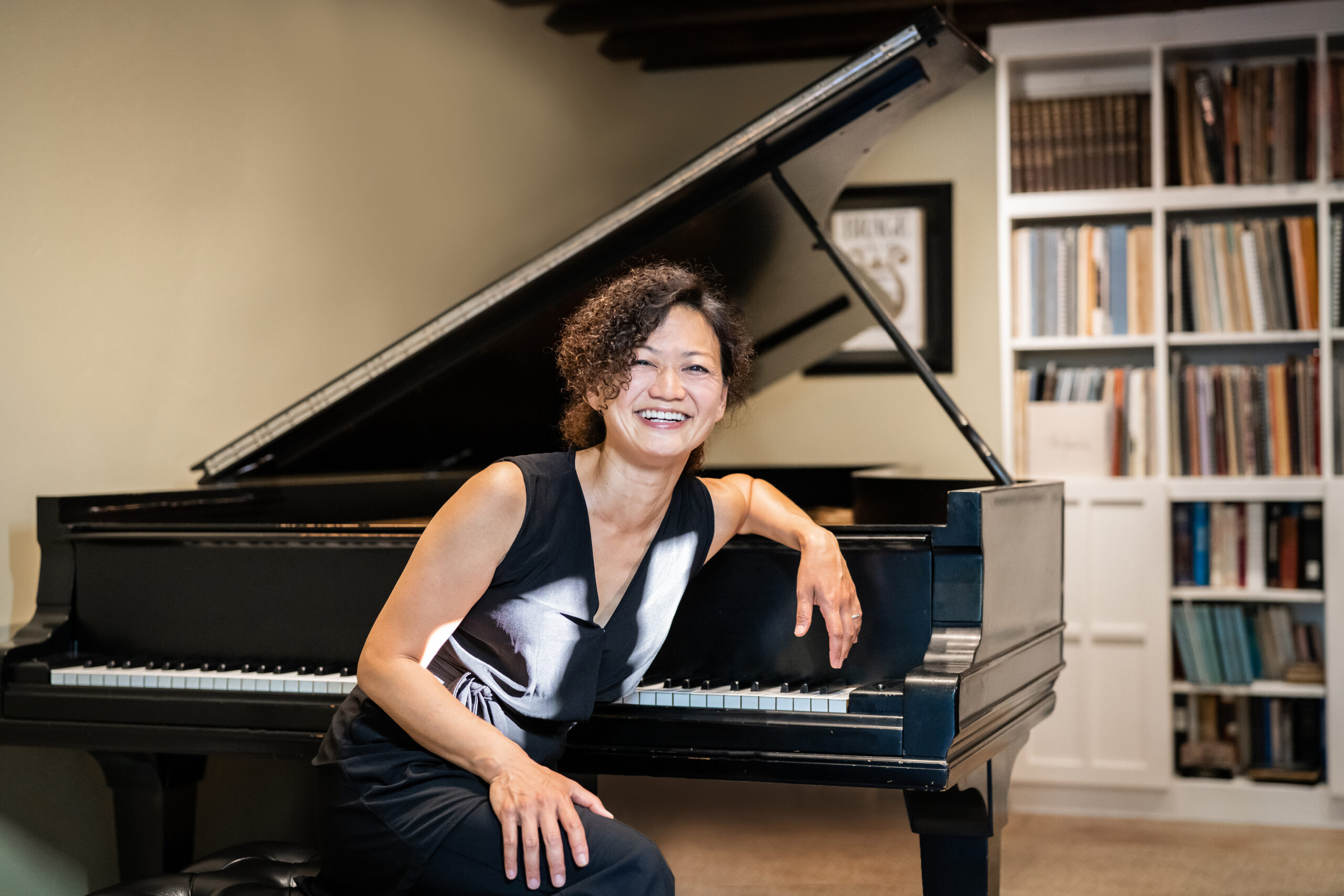 Soloist Natsuki Fukasawa sits with a piano.